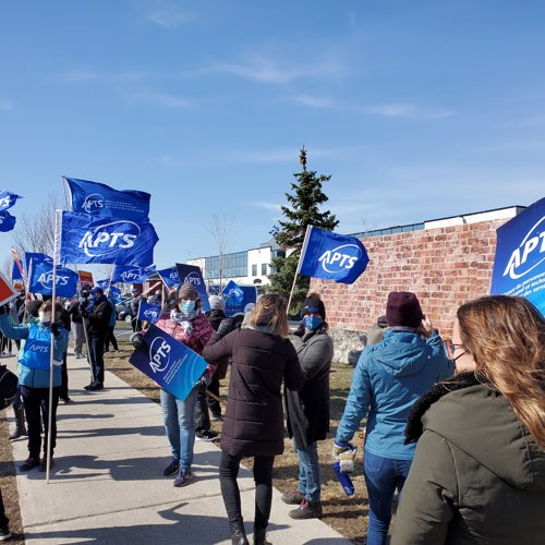 Image L’APTS érige un mur devant le bureau de circonscription du ministre Christian Dubé