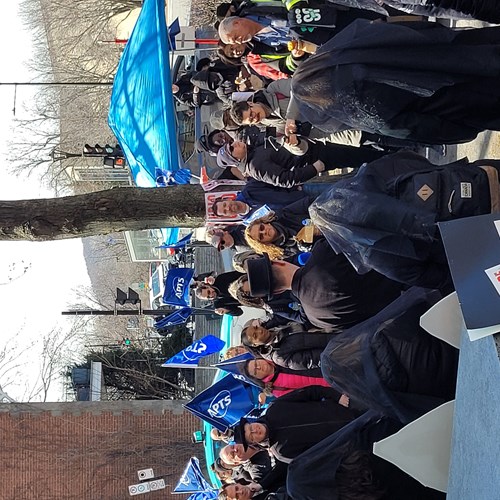 Image Centre-Sud-de-l’Île-de-Montréal : Des syndicats font le deuil de leur convention collective devant l’Hôpital Notre-Dame