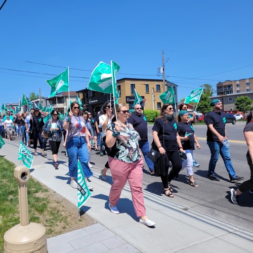 Négociations du secteur public | Les membres du Front commun manifestent à Saint-Jérôme - APTS