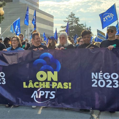 Image Négociations du secteur public | L’APTS manifeste aux portes de l’Ontario contre l’exode des professionnel·le·s et des technicien·ne·s de la santé et des services sociaux