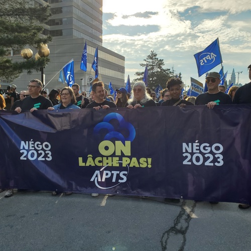 Image Public-sector contract talks | APTS members demonstrate at the Ontario border against the exodus of professionals and technicians in health and social services