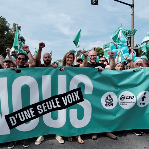 Image Plus de 100 000 personnes manifestent à Montréal pour les services publics